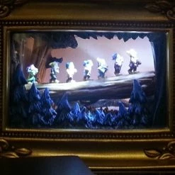 Brand new 🧨 Disney Gallery Of Light - Snow White's Seven Dwarfs - Going Home 👍